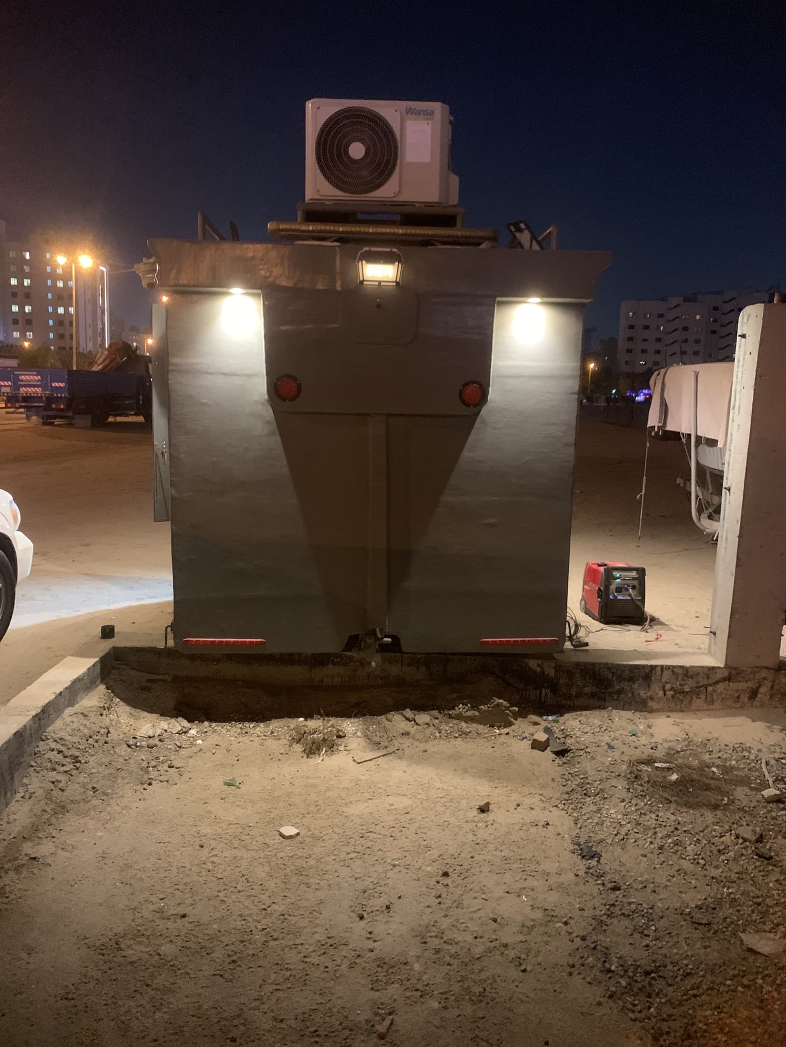 السلام عليكم كرفان قلص 2 متر عرض و 4متر طول مع جناريتر هوندا سايلنت ٣٠٠٠ شبه جديدة تانكي ماء 600 لتر وتانكي بانزين 50 لتر صنع بالكويت تواصل 60952424